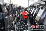 6月10日，在兴隆县一家专用汽车制造企业，工作人员在检查自主研发的新能源清扫机。 陈琦嘉 - 中国新闻社河北分社