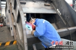 6月10日，在兴隆县一家专用汽车制造企业，工人在对压缩式垃圾车上装进行焊接。 陈琦嘉 - 中国新闻社河北分社