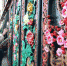 图为在河北省邯郸市永年区古建材料集散地，从业者正在创新进行彩雕产品绘制。　赵明 摄 - 中国新闻社河北分社