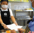 图为任丘市市场监督管理局工作人员为餐饮商家发放“食安封签”告知书。 黄杉杉 摄 - 中国新闻社河北分社
