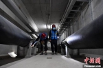 6月15日，中国雄安集团基础建设有限公司容东管廊运维人员正在进行巡检。 中新社记者 韩冰 摄 - 中国新闻社河北分社