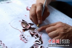 唐山市市级非物质文化遗产代表性传承人蒋风山正在剪刻作品。 刘兰伟 摄 - 中国新闻社河北分社