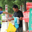 图为志愿者为跨区“麦客”送防暑降温包。 作者 刘杨 - 中国新闻社河北分社
