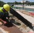 图为河北省重点文物保护单位青县铁路给水所内，工人正在对屋顶进行清理翻新。 作者 尹向平 - 中国新闻社河北分社