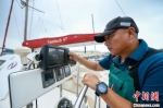 航海探险者杨建新正在检查帆船驾驶导航设备。赵亮 摄 - 中国新闻社河北分社