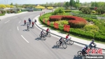 邢台市任泽区的骑行爱好者在当地的邢州湖公园绿道上进行自由骑行活动。　宋杰 摄 - 中国新闻社河北分社