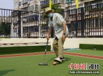 图为队员练习打球。 作者 王子叡 - 中国新闻社河北分社