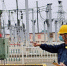 国网晋州市供电公司员工对变电站设备开展雨后特巡，对设备关键部位开展红外测温。　彭磊 摄 - 中国新闻社河北分社