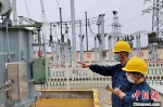国网晋州市供电公司员工对变电站设备开展雨后特巡，对设备关键部位开展红外测温。　彭磊 摄 - 中国新闻社河北分社