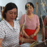 图为张苗芳(左二)现场传授织布技艺。　贾佳贤 摄 - 中国新闻社河北分社
