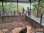 图为许国华(左二)在为参观者讲解长城砖窑遗址。　贾岩辉 摄 - 中国新闻社河北分社
