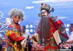 图为永年西调传承人张海臣(右)正在表演。　胡高雷 摄 - 中国新闻社河北分社