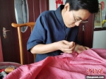 图为赵波正在缝制汉服。　刘欣羽 摄 - 中国新闻社河北分社