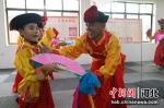 图为宋建亮指导小学员练习地秧歌。 牛春富 摄 - 中国新闻社河北分社