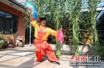 图为宋建亮正在练习地秧歌。 牛春富 摄 - 中国新闻社河北分社