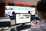 图为香河县智慧公交信息调度中心，工作人员正在监控公交运行状况。 牛山 摄 - 中国新闻社河北分社
