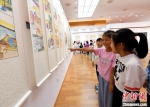 在河北武强年画博物馆展厅内，几名小朋友在参观绵竹木版年画。　苏小立 摄 - 中国新闻社河北分社