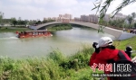 图为游船从京杭大运河沧州九河桥驶过。 - 中国新闻社河北分社