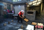 图为9月6日工人正在摆放新出炉的月饼。 中新社记者 翟羽佳 摄 - 中国新闻社河北分社