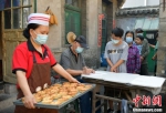 图为9月6日，民众排队购买月饼。 中新社记者 翟羽佳 摄 - 中国新闻社河北分社