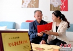 孙艳(右)和她的父亲。　苗凤强 摄 - 中国新闻社河北分社