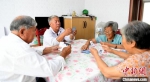 “互助幸福院”的老人们在娱乐。　苗凤强 摄 - 中国新闻社河北分社