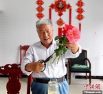 “互助幸福院”的一位老人在修剪鲜花。　苗凤强 摄 - 中国新闻社河北分社