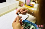 资料图为2022年6月9日，青县某制刷厂员工使用刻刀对化妆刷进行修型。 中新社发 尹向平 摄 - 中国新闻社河北分社