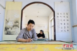 图为2022年4月7日，河渠镇褚家庄村一家工笔画画室，画师正在作画。 中新社发 胡盼玲 摄 - 中国新闻社河北分社