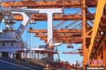 图为船吊正在进行40万吨VALEMAX散货船卸货作业。　赵亮 摄 - 中国新闻社河北分社