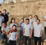 资料图为2018年10月30日，汤惠生(前排右二)与团队在巴哈塔尔遗址合影。 中新社发 水涛 摄 - 中国新闻社河北分社