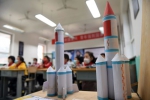 图为在蔡旭哲的家乡河北省深州市，母校的教室内布置的火箭模型。作者 刘娟 - 中国新闻社河北分社