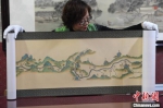 图为武瑞敏展示绘制的12米山水长卷。　郑晨子 摄 - 中国新闻社河北分社