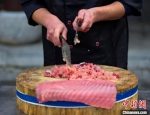 分割出的鱼肉剁成馅，用来做鱼丸汤、鱼肉饺子。　王耀 摄 - 中国新闻社河北分社