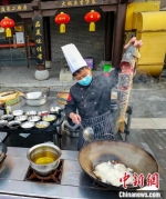招牌菜铁锅炖大鱼下锅烹饪。　王耀 摄 - 中国新闻社河北分社