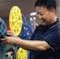 图为卢和民在自己的电影收藏馆检修电影放映机。(资料图) 高志丹 摄 - 中国新闻社河北分社