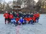 凌凌冰上勇展雏翅 冰球小将献技迎新 2023年京津冀青少年冰球大奖赛开赛 - 体育局