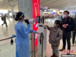 资料图：广州南站旅客正在检票进站。 广铁集团供图 - 中国新闻社河北分社