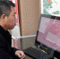 刘建国用电脑设计鸬鹚的图案。　崔贤飞 摄 - 中国新闻社河北分社