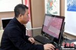 刘建国用电脑设计鸬鹚的图案。　崔贤飞 摄 - 中国新闻社河北分社