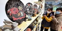 图为顾客正在参观兔年主题陶瓷产品。　郝群英 摄 - 中国新闻社河北分社