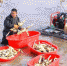 图为藕农们正在采挖莲藕。　金华 摄 - 中国新闻社河北分社