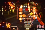 资料图：福州市区许多道路两旁陆续挂起充满节日氛围的灯笼，节日气氛浓厚。　张斌 摄 - 中国新闻社河北分社