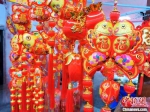 资料图：鲤鱼饰品成为部分市民营造家中春节氛围的“心头好” 李晓春 摄 - 中国新闻社河北分社
