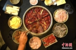 资料图：火锅锅底和菜品。陈超 摄 - 中国新闻社河北分社