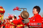 图为河北省省级非物质文化遗产“观州锣鼓”的艺人们正在东光县元曲公园进行表演。 陈英华 摄 - 中国新闻社河北分社