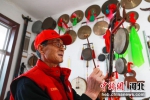图为“观州锣鼓”传承人朱观峰正在展示演奏观州锣鼓所用到的乐器。 陈英华 摄 - 中国新闻社河北分社