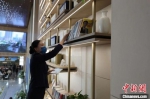 邢台市任泽区一家城市书房里，管理人员正在整理书籍。　张晶 摄 - 中国新闻社河北分社