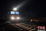 2月8日凌晨，北京大机运检段钢轨探伤车出发，将对京雄城际铁路线路进行钢轨探伤作业。　韩冰 摄 - 中国新闻社河北分社