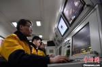 2月8日凌晨，工作人员操作钢轨探伤车对京雄城际铁路线路进行探伤作业。　韩冰 摄 - 中国新闻社河北分社